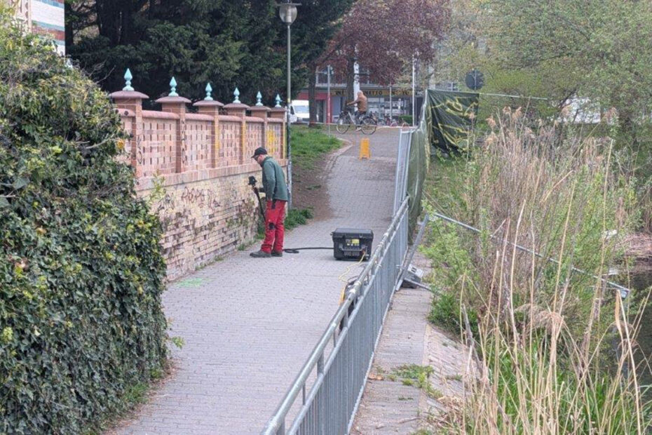 WarDaWas Mitarbeiter entfernt schwarze Graffiti mit Laserreinigung vom historischen Mauerwerk