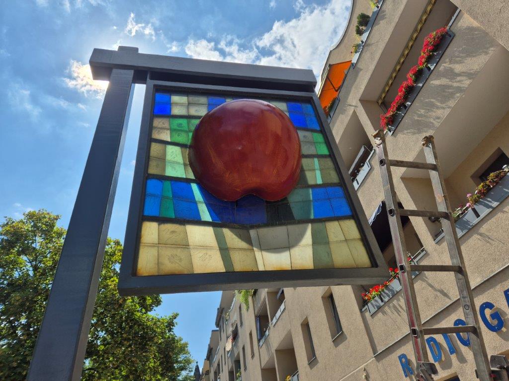 Gereinigtes Kunstobjekt Apfel in der Karl Liebknecht Straße in Babelsberg nach der Restaurierung