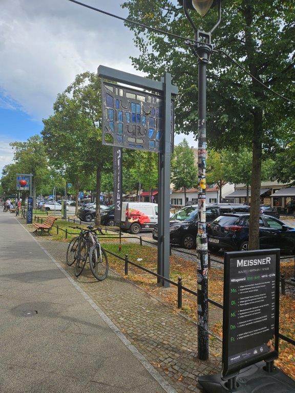 Kunstobjekt Bulle in Potsdam Babelsberg nach professioneller Reinigung und Farberneuerung durch WarDaWas