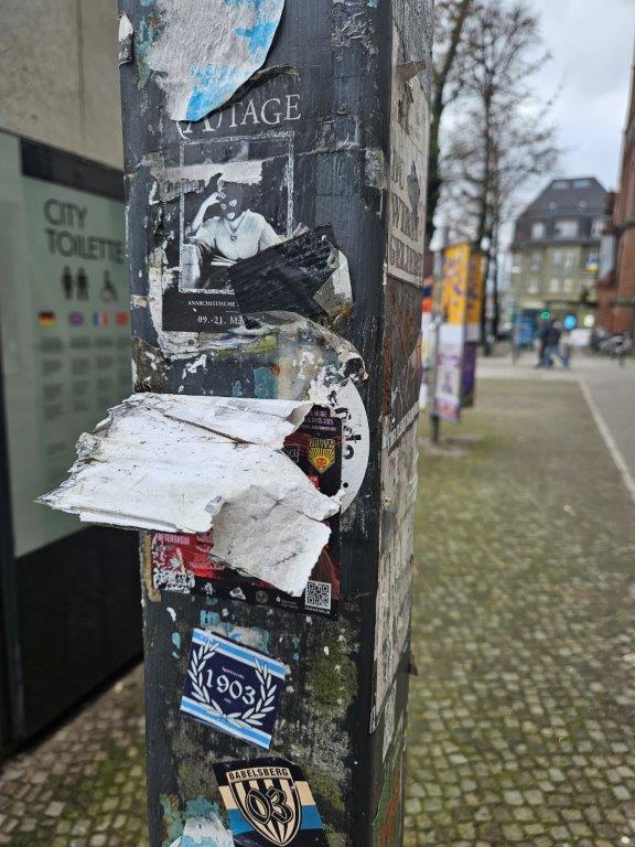 Verschmutzte Kunstobjekte Kasperle und Apfel in Potsdam Babelsberg mit Aufklebern und Beschädigungen