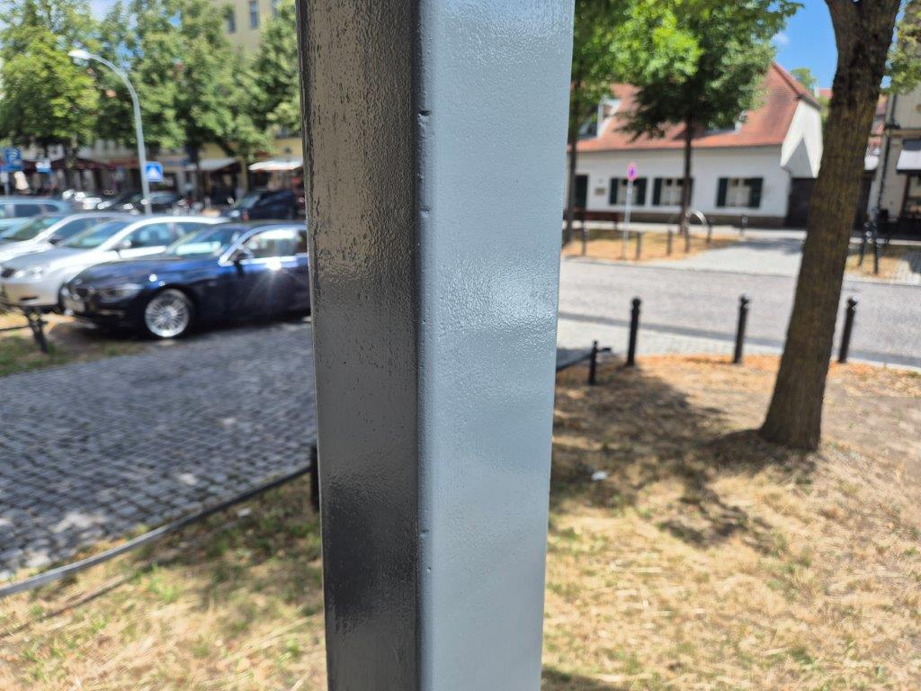 Mast des Kunstobjekts Kasperle in Babelsberg nach Entfernung von Aufklebern und Verschmutzungen