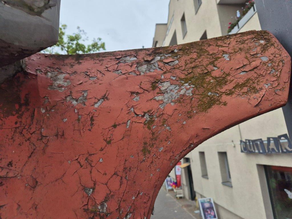 Kunstobjekt Kasperle in Babelsberg vor der Reinigung mit Aufklebern und verschmutztem Mast